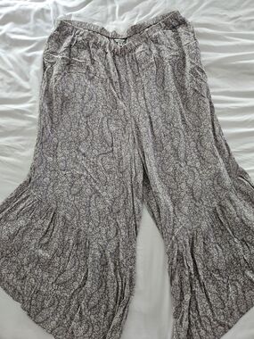 American Eagle Outfitters Wide Leg Floral Print Pants in Lilac and Cream